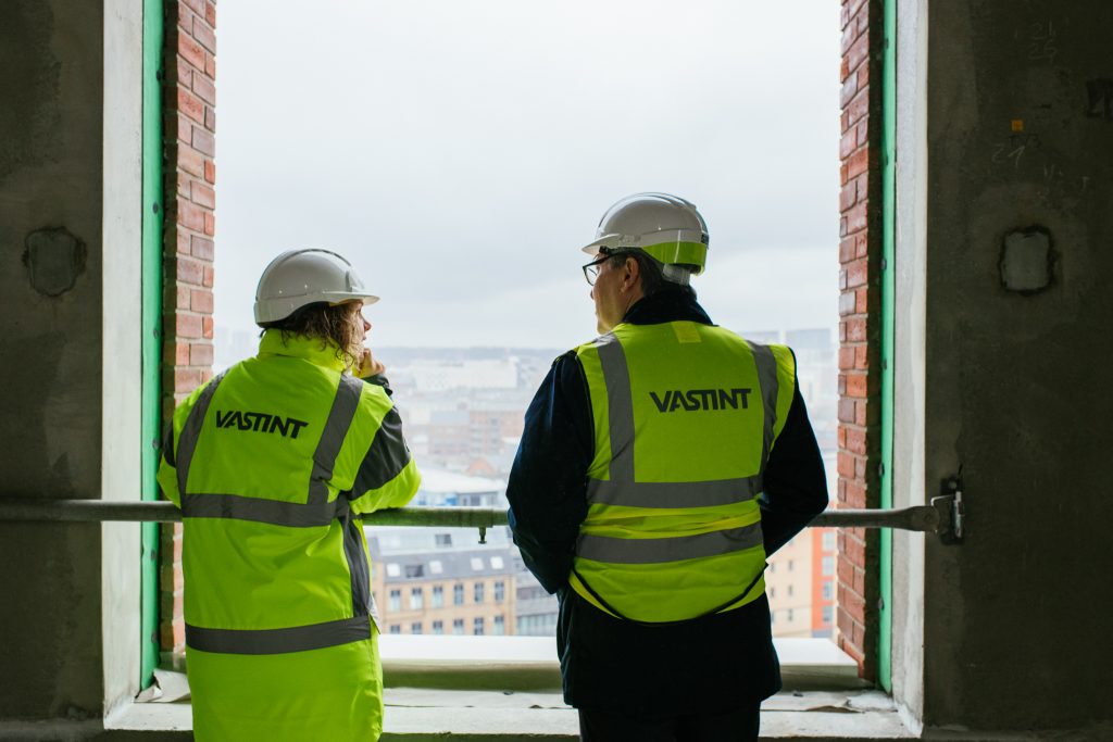 Key milestone celebrated at Topping Out ceremony for the first two buildings at Aire Park. 5